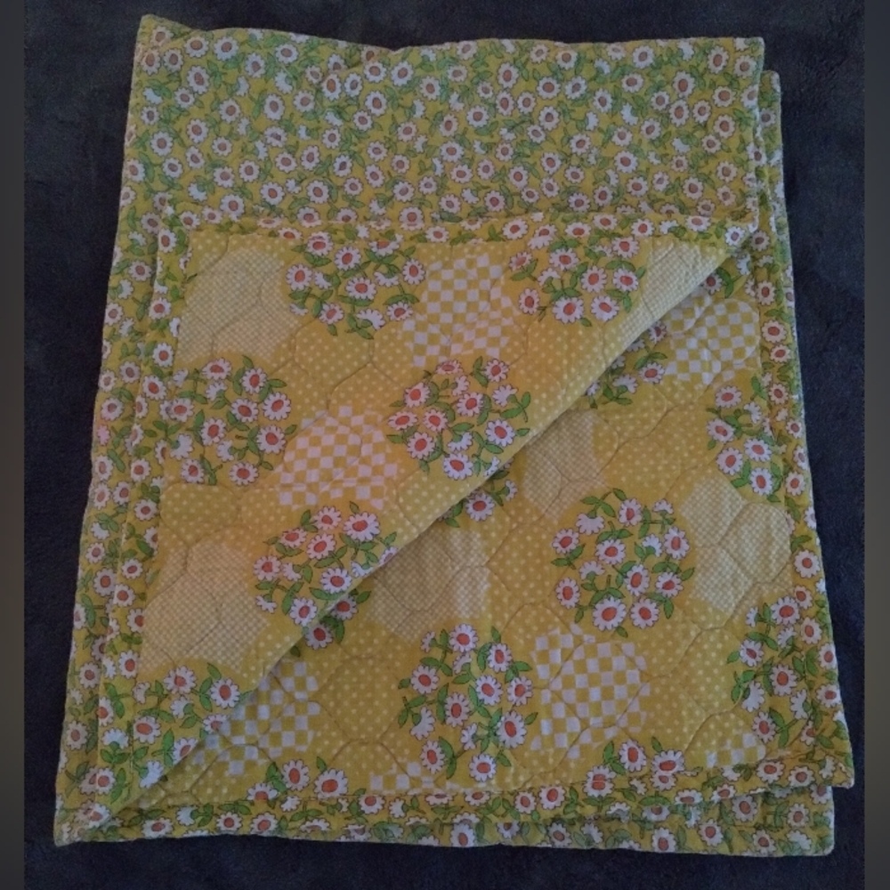 Vintage Cotton Floral Patchwork Quilt - Green and Yellow Daisy's NWOT